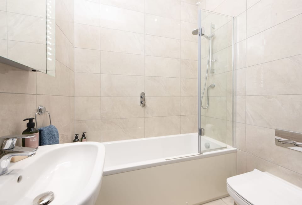 12 Merchants Quarter, Charlestown. First Floor: Stylish family bathroom