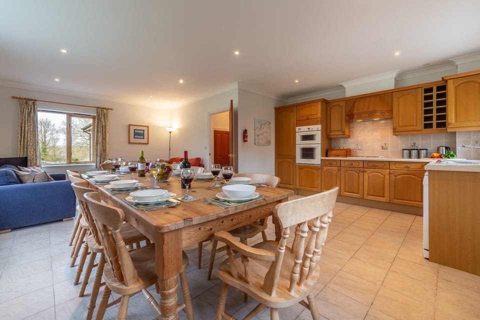 Little September Cottage, Roserrow. Ground floor: Open-plan kitchen, dining and sitting area