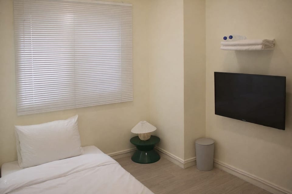 Single Room | Individually furnished, free WiFi, bed sheets