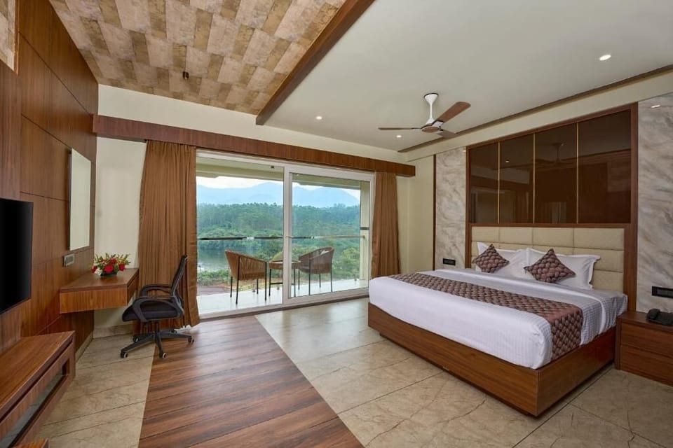 Superior Room, Balcony, Lake View | In-room safe, desk, laptop workspace, free WiFi