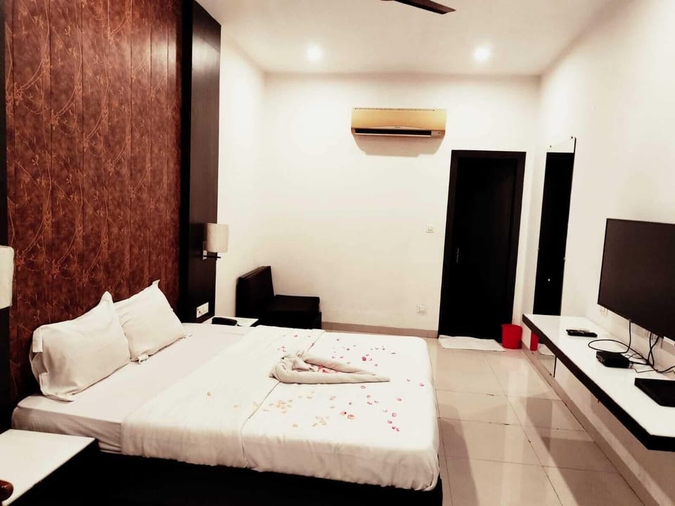 Deluxe Double Room, Balcony, Garden View | Desk, WiFi (free)
