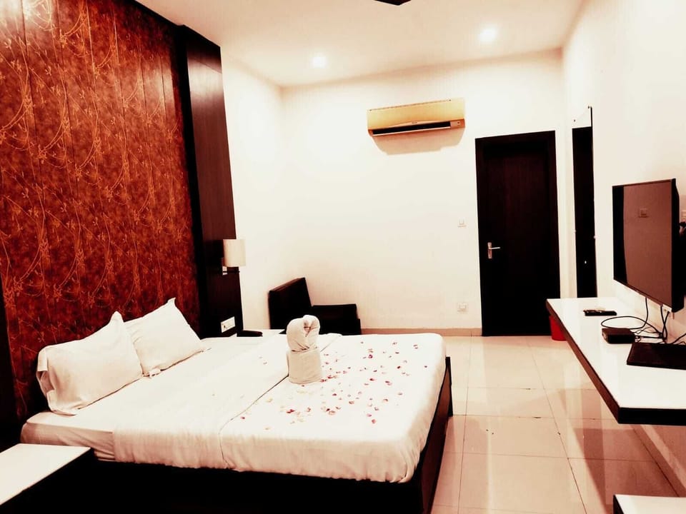 Deluxe Double Room, Balcony, Garden View | Desk, WiFi (free)