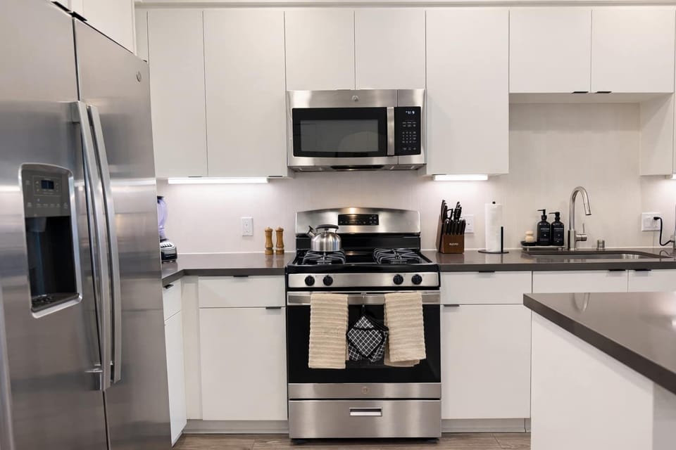Experience extended comfort with a fully equipped kitchen featuring a coffee machine, stovetop, and microwave—everything you need for a seamless long-term stay.