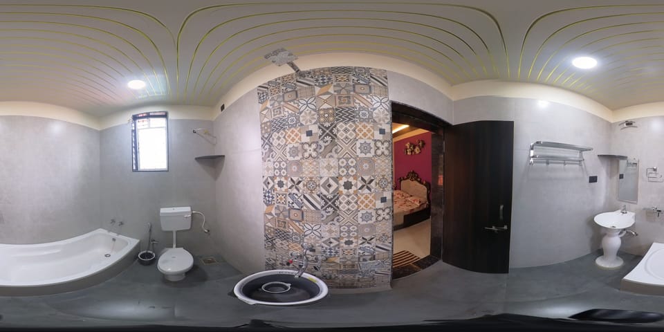 Executive Room, Bathtub | Bathroom | Shower, free toiletries, towels, soap