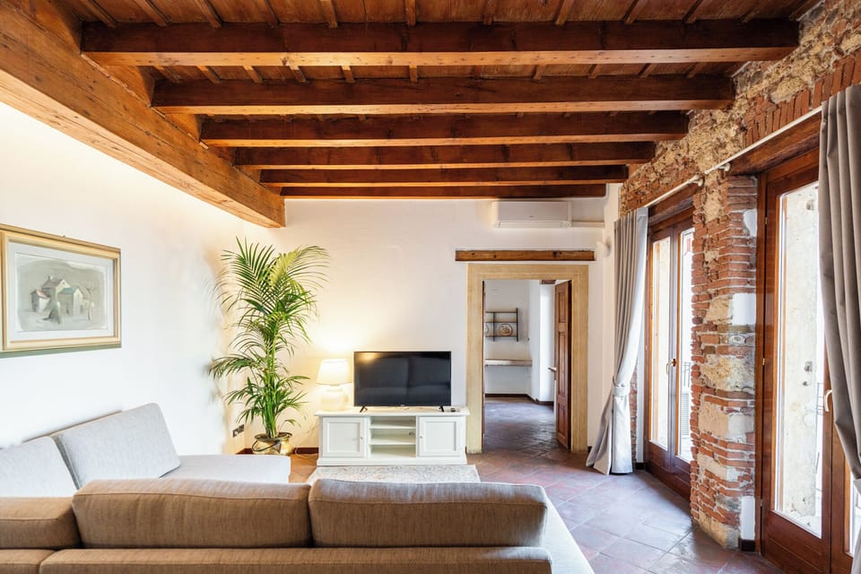 Apartment | Living area | Flat-screen TV, fireplace