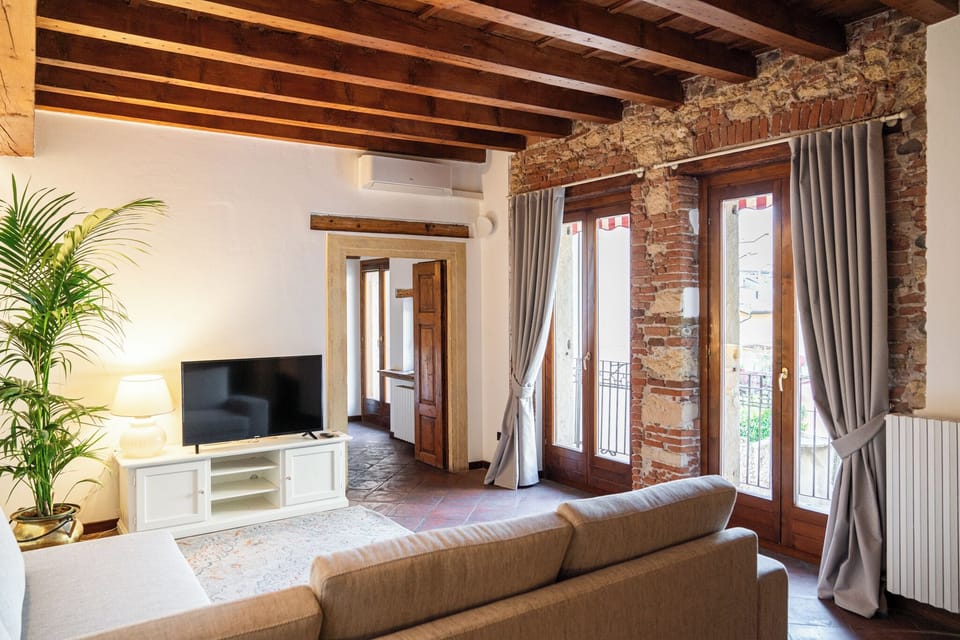 Apartment | Living area | Flat-screen TV, fireplace