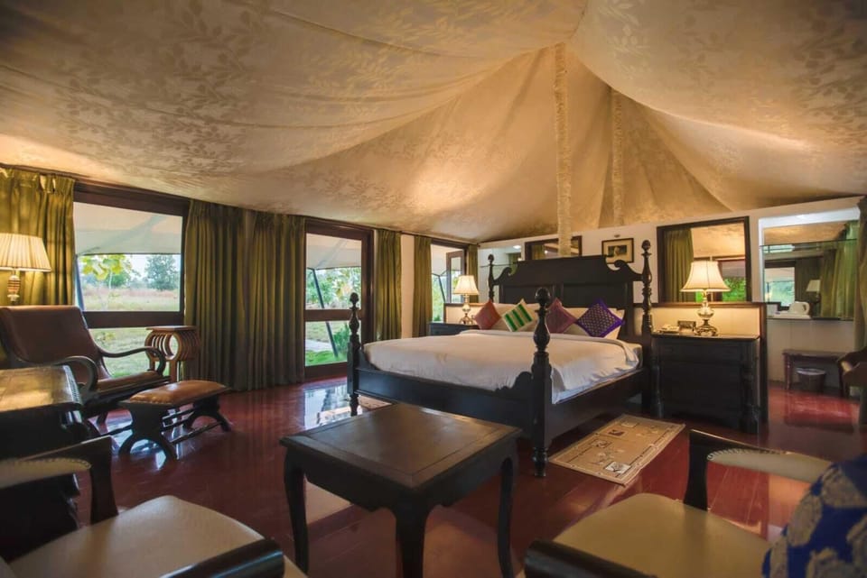 Luxury Tent | Minibar, laptop workspace, iron/ironing board, bed sheets
