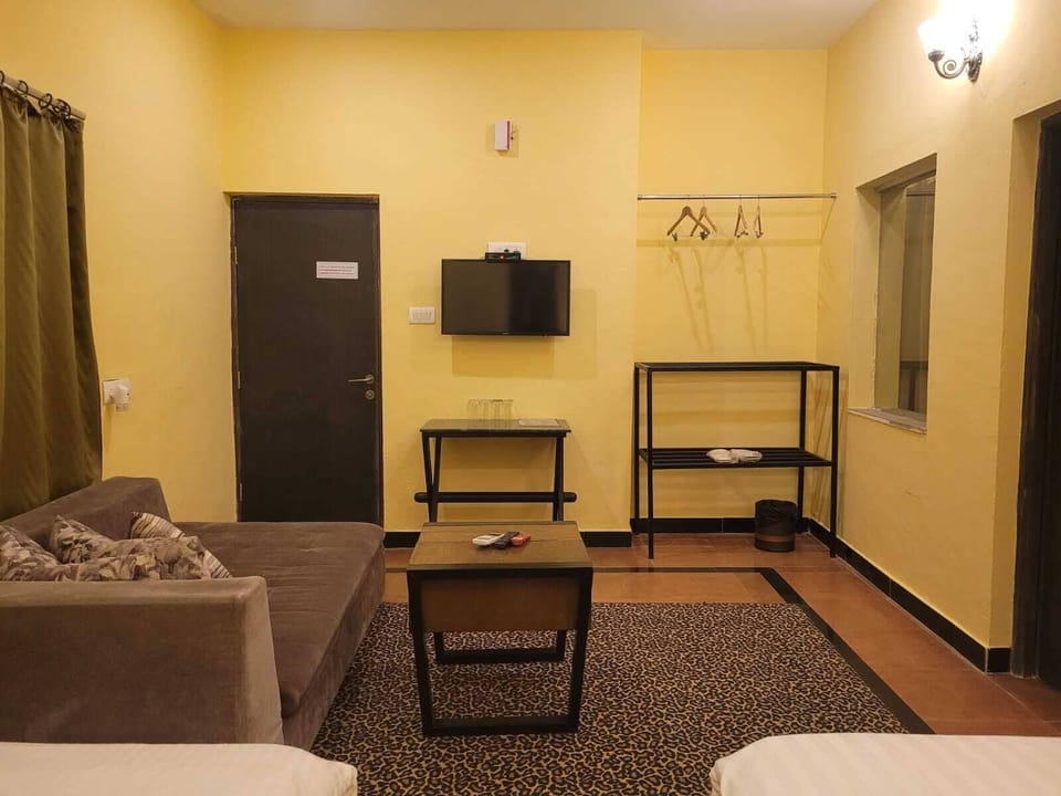 Deluxe Double or Twin Room | Living area | 40-inch flat-screen TV with digital channels