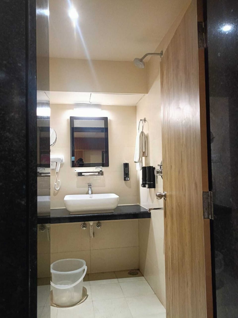 Deluxe Room, 1 King Bed, Balcony, Sea View | Bathroom | Shower, towels, soap, shampoo