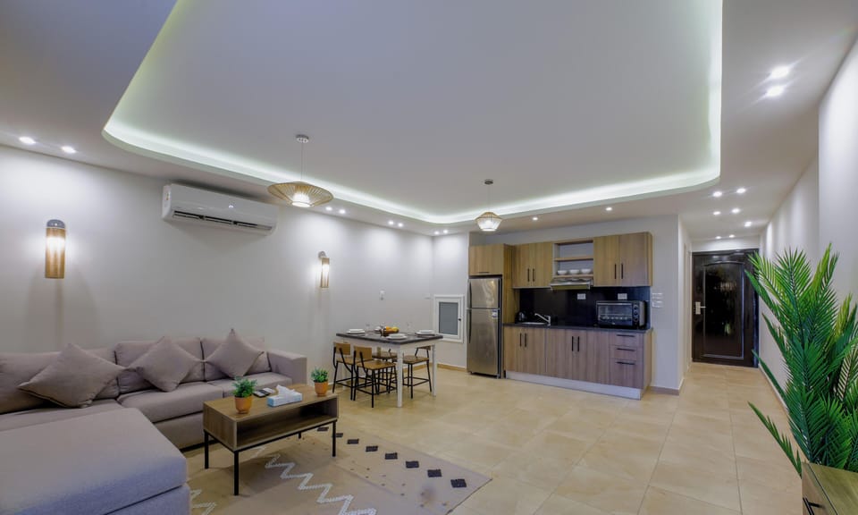 Deluxe Double or Twin Room, Balcony | Living area