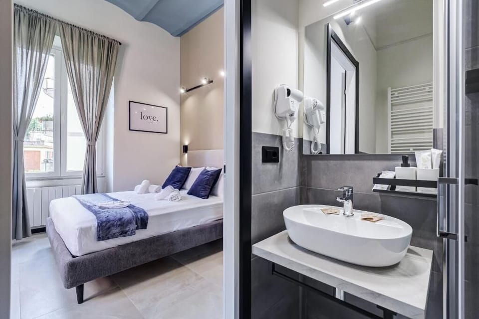 Deluxe Double Room | Bathroom | Shower, free toiletries, hair dryer, bidet