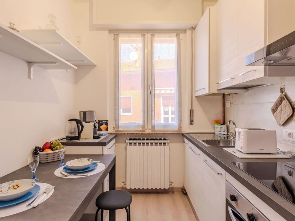 Kitchen Appliance, Kitchen, Major Appliance, Countertop, Flooring, Interior Design, Kitchen Stove, Stove, Apartment, Furniture