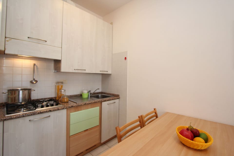 Apartment, 1 Bedroom, Balcony, Garden View | Interior