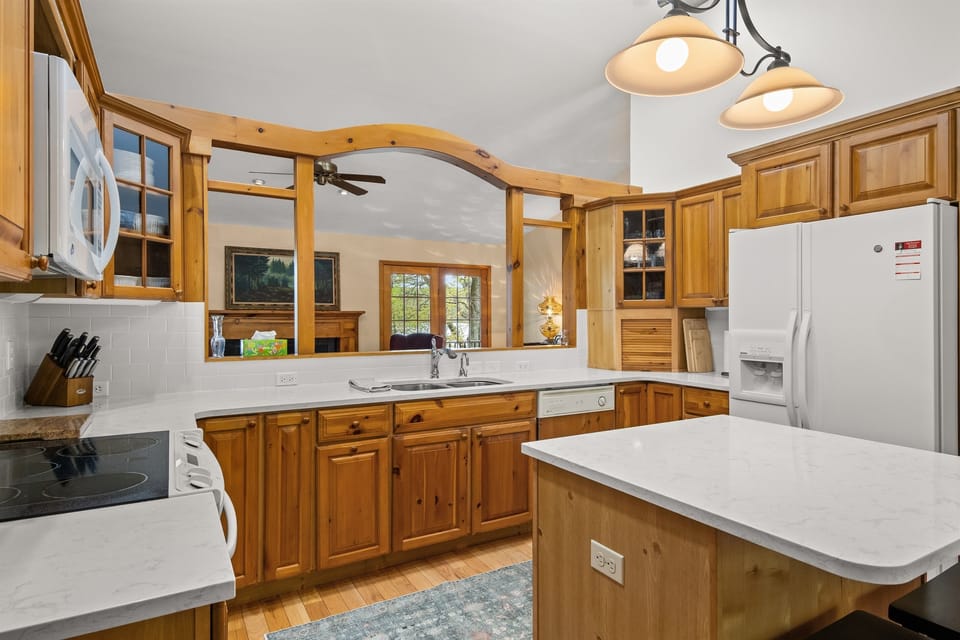 full kitchen with breakfast table and coffee bar