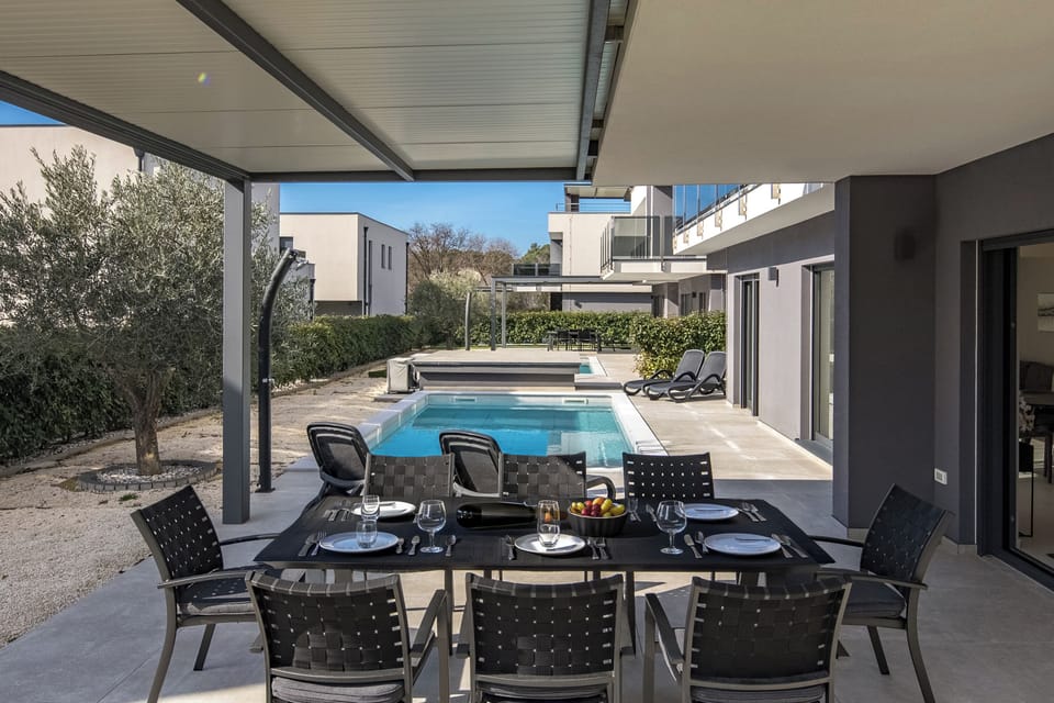 Family Villa, 4 Bedrooms, Balcony (Villa Centinera with private Pool) | Outdoor dining