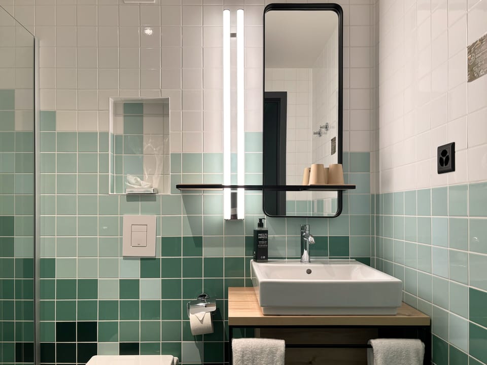Shower, hair dryer, towels, shampoo