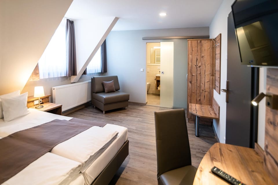 Comfort Double Room | Desk, soundproofing, free WiFi, bed sheets