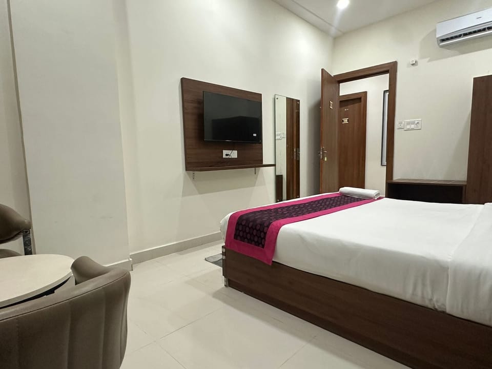 Executive Room | Desk, laptop workspace, iron/ironing board (on request), WiFi (free)