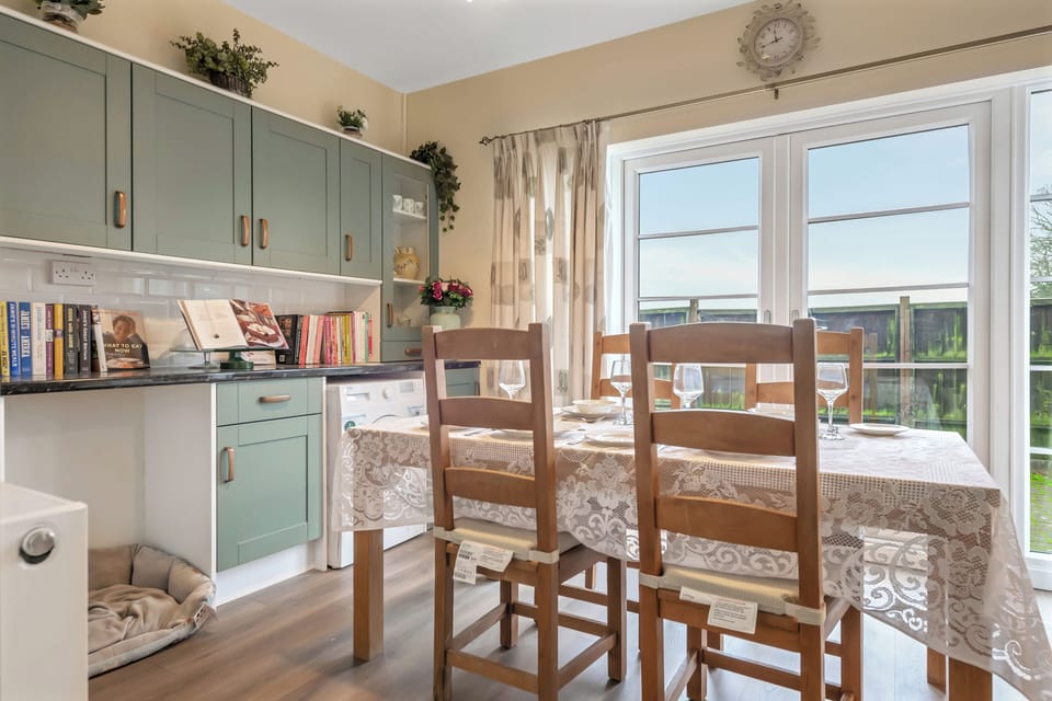 Cottage, 1 Bedroom, Non Smoking | Dining