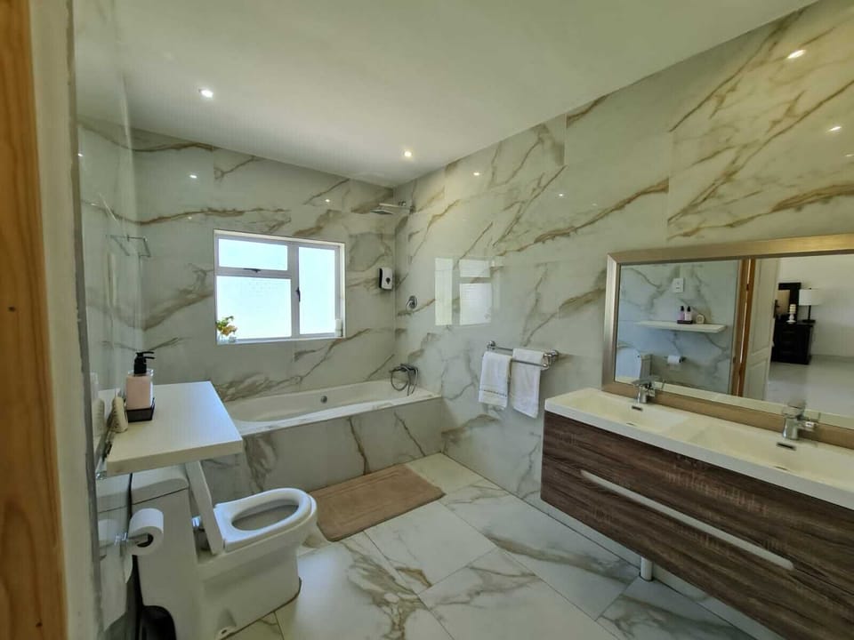 Presidential Double Room, Garden View | Bathroom | Towels, soap, toilet paper