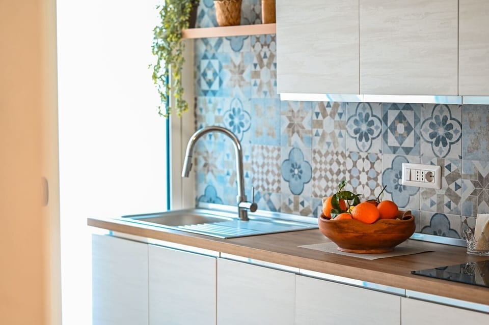 Full-size fridge, microwave, stovetop, dishwasher