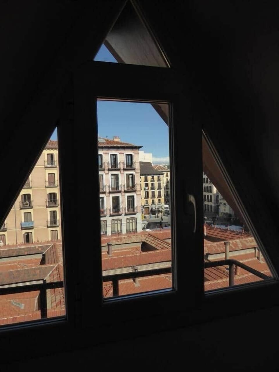 Ventana abuhardillada con vistas a los tejados del centro