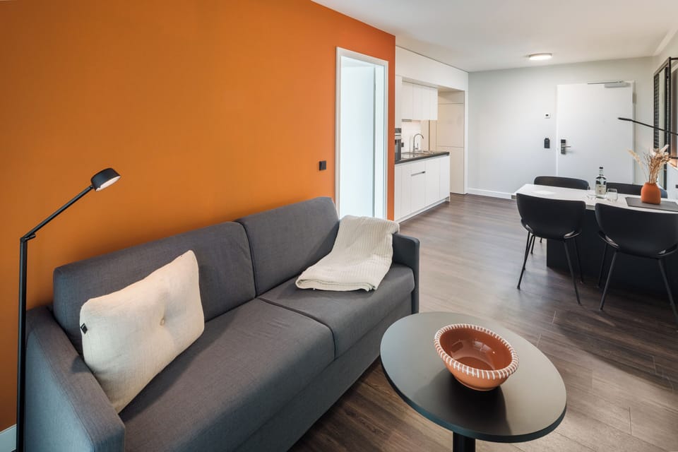 Comfort Suite | Living area | TV, offices