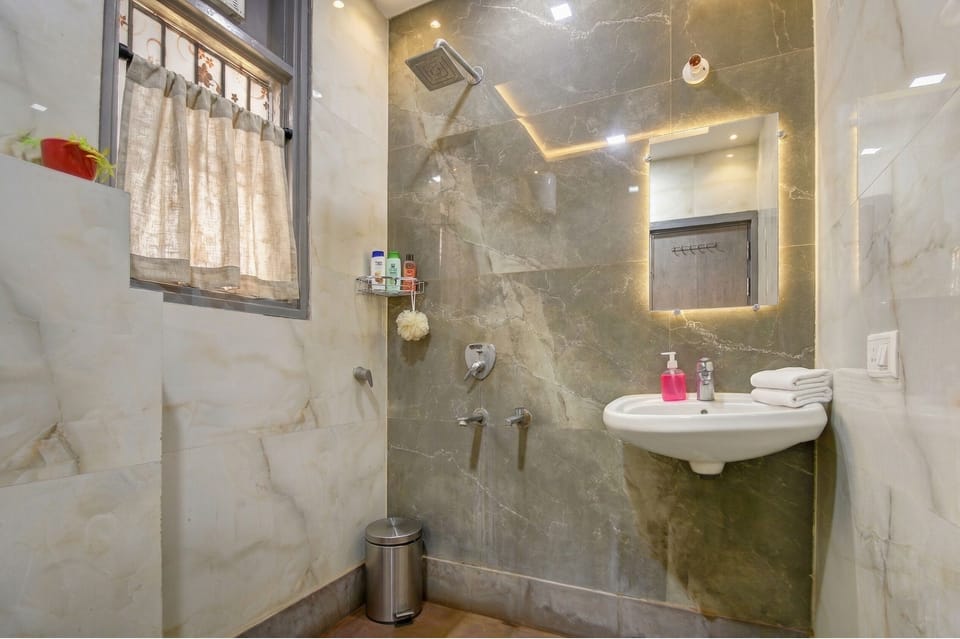Family Suite, Non Smoking, Private Bathroom | Bathroom | Shower, hydromassage showerhead, designer toiletries, slippers
