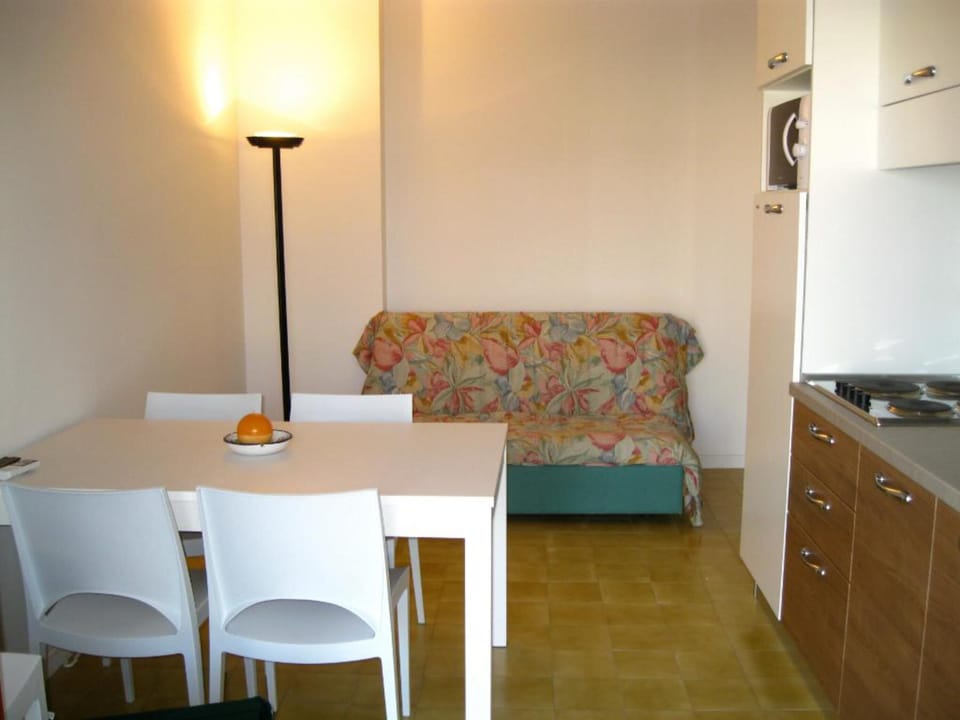 Apartment, 2 Bedrooms, Balcony, City View | Dining room