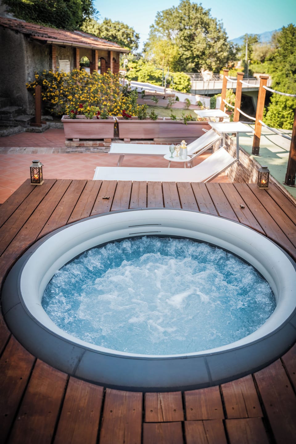 Outdoor spa tub