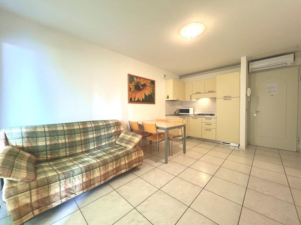 Apartment, 1 Bedroom, Balcony, City View | Living room