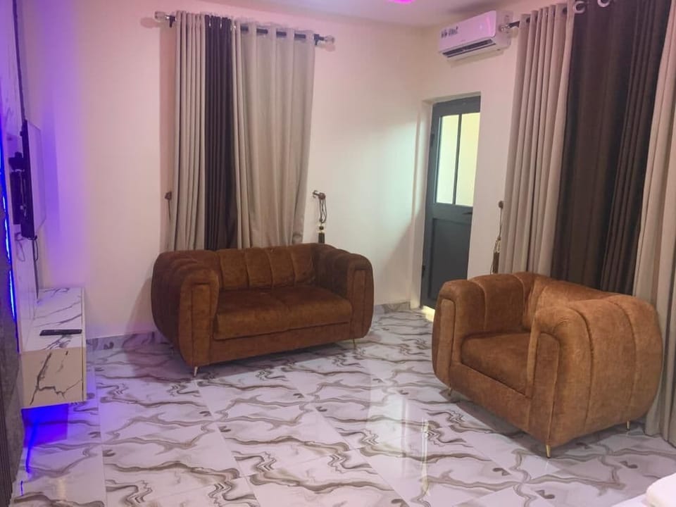 Elite Suite, Air conditioning, City View | Living area