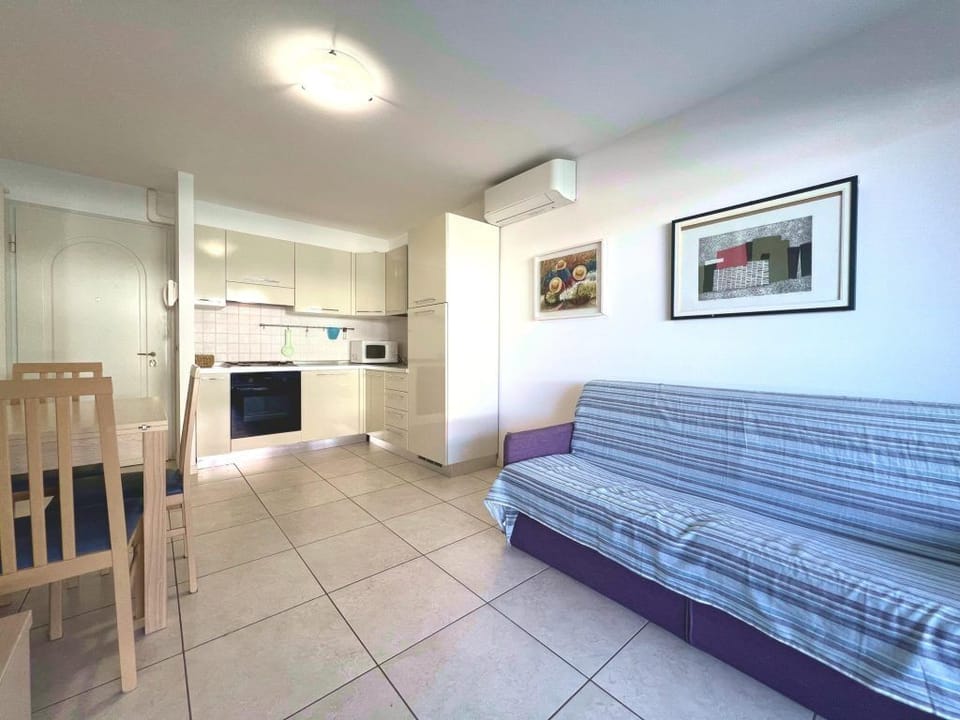 Apartment, 1 Bedroom, Balcony, City View | Living room