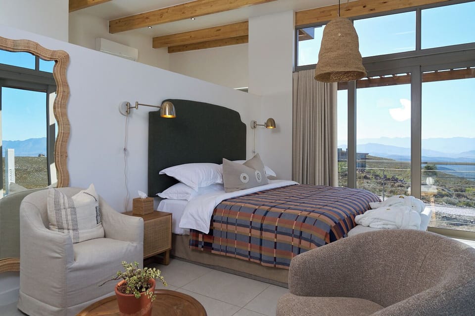 Luxury Suite, Hot Tub | Premium bedding, free WiFi, bed sheets