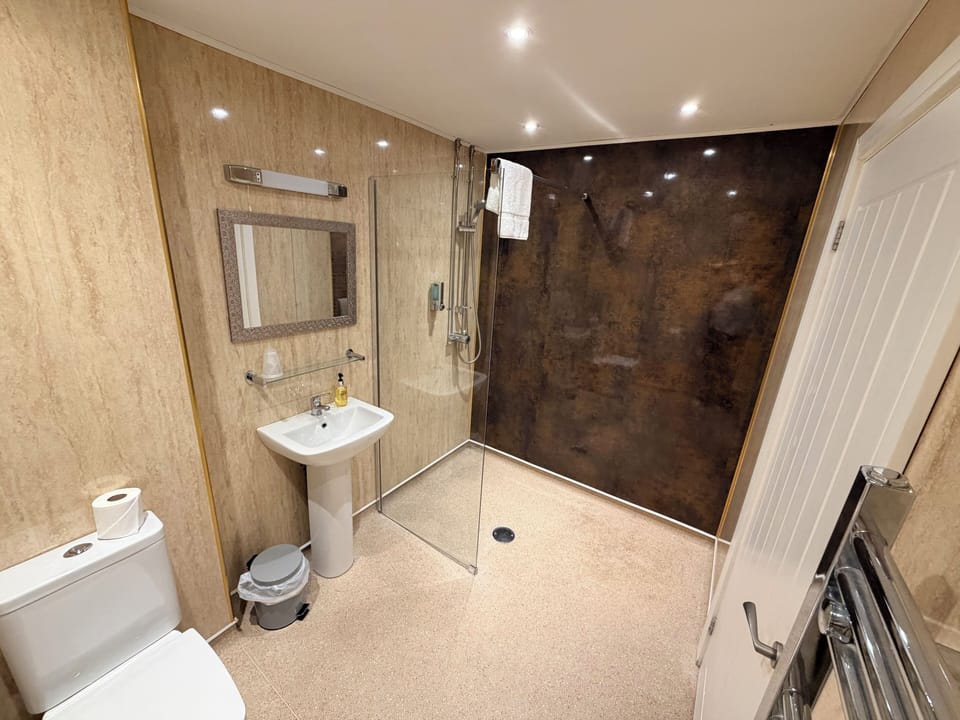 Standard Twin Room, Mobility Accessible, Ground Floor | Bathroom | Hair dryer, towels, soap, shampoo