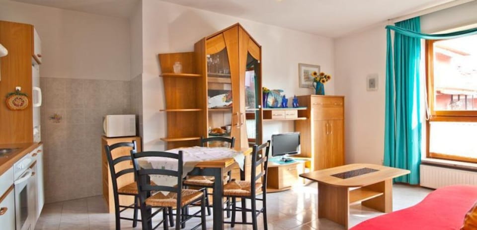 Apartment, 1 Bedroom, Balcony, City View | Dining room