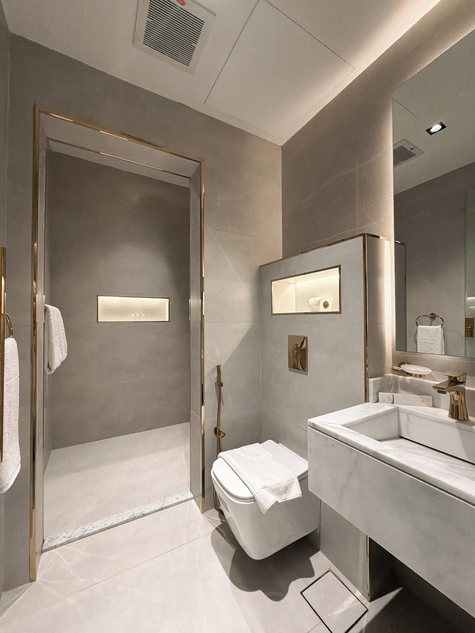Deluxe Room | Bathroom | Bidet, towels, soap, shampoo