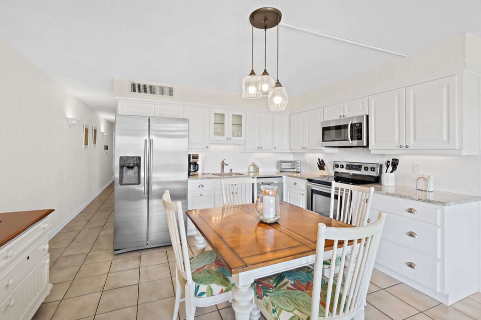 Fully equipped kitchen and dining area
