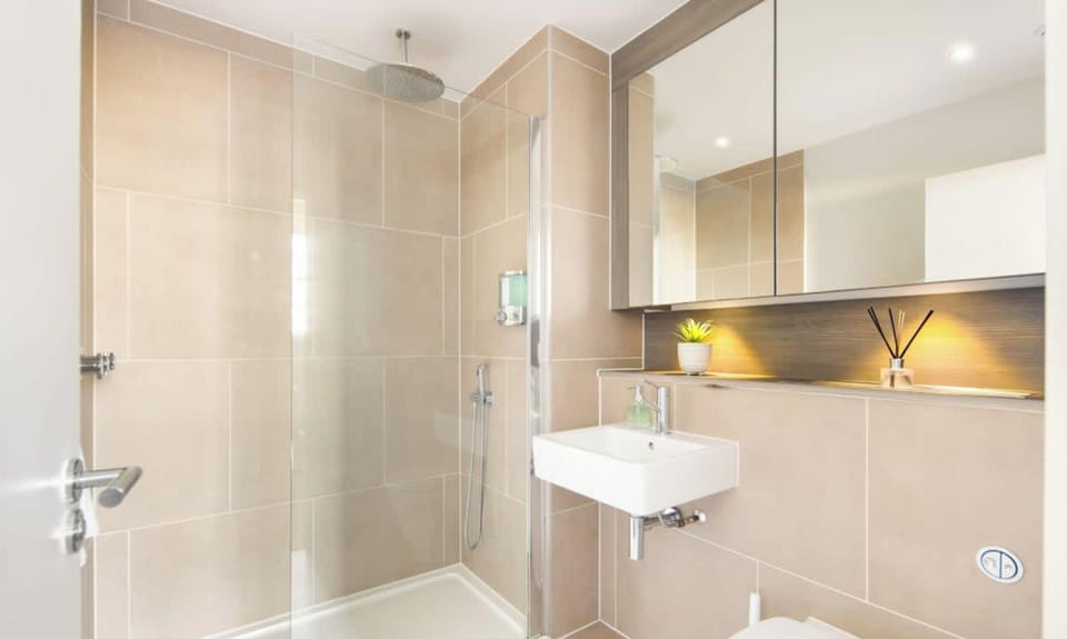 5 Mins Walk to Battersea Park Battersea Retreat Apartment in London