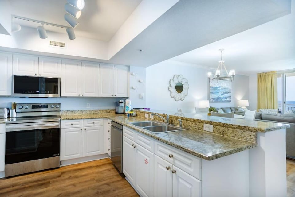 Condo, Multiple Beds (Emerald Beach 2030) | Private kitchen