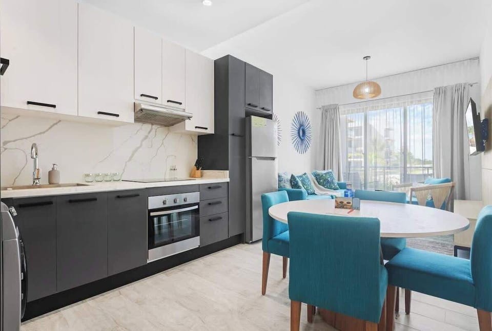 Modern Dinning + Kitchen