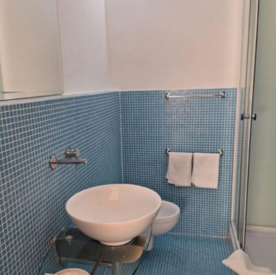Classic Quadruple Room, Garden View | Bathroom