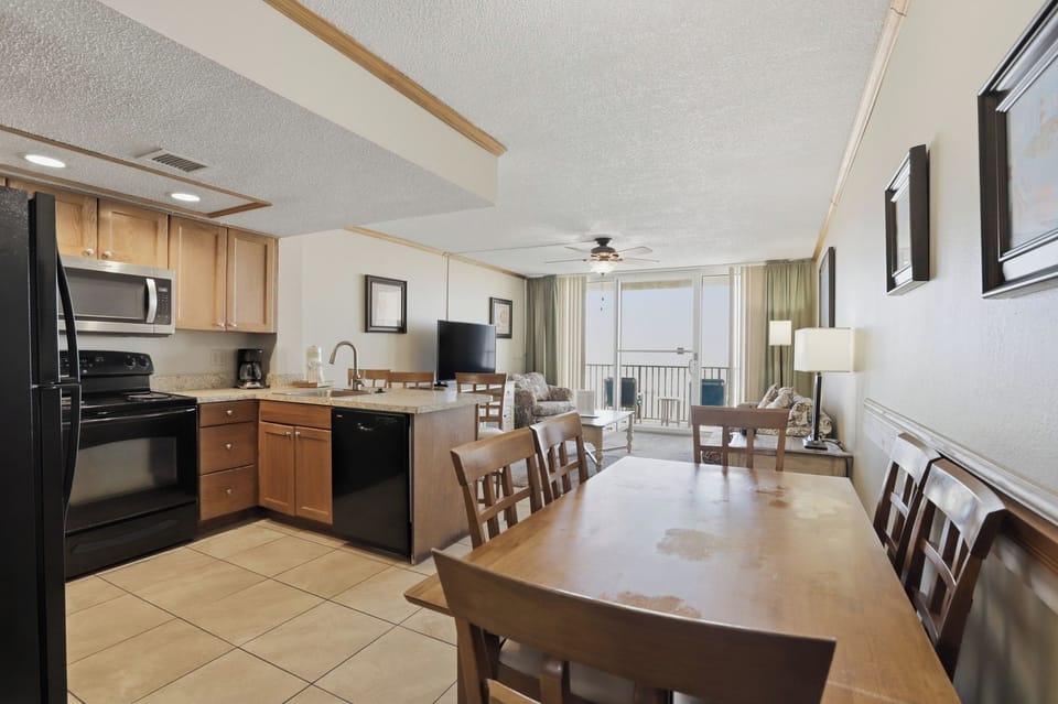 Apartment, 2 Bedrooms, Ocean View | Private kitchen | Microwave, toaster, dining tables