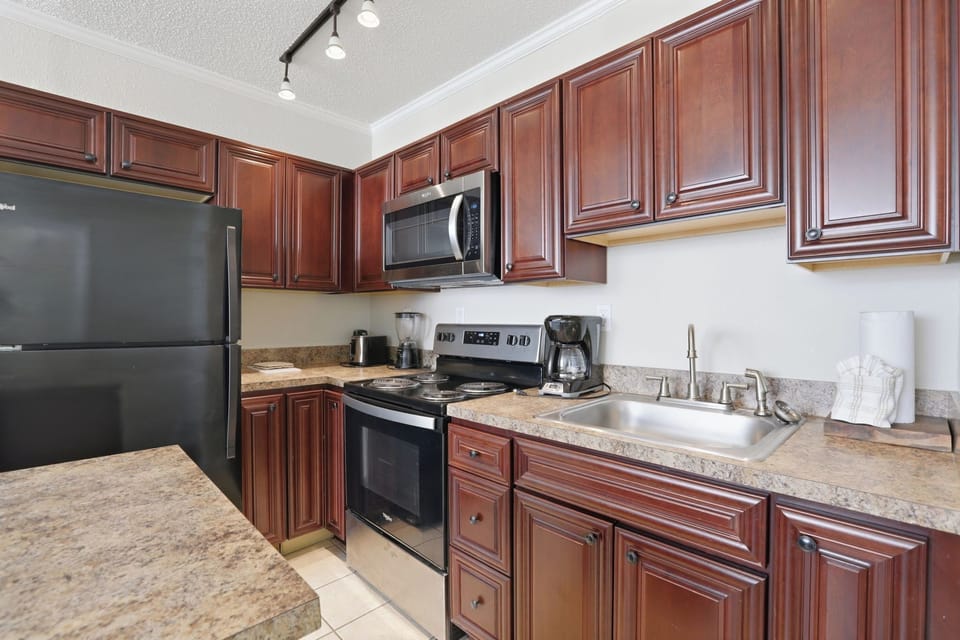 Apartment, 2 Bedrooms | Private kitchen | Microwave, toaster, dining tables