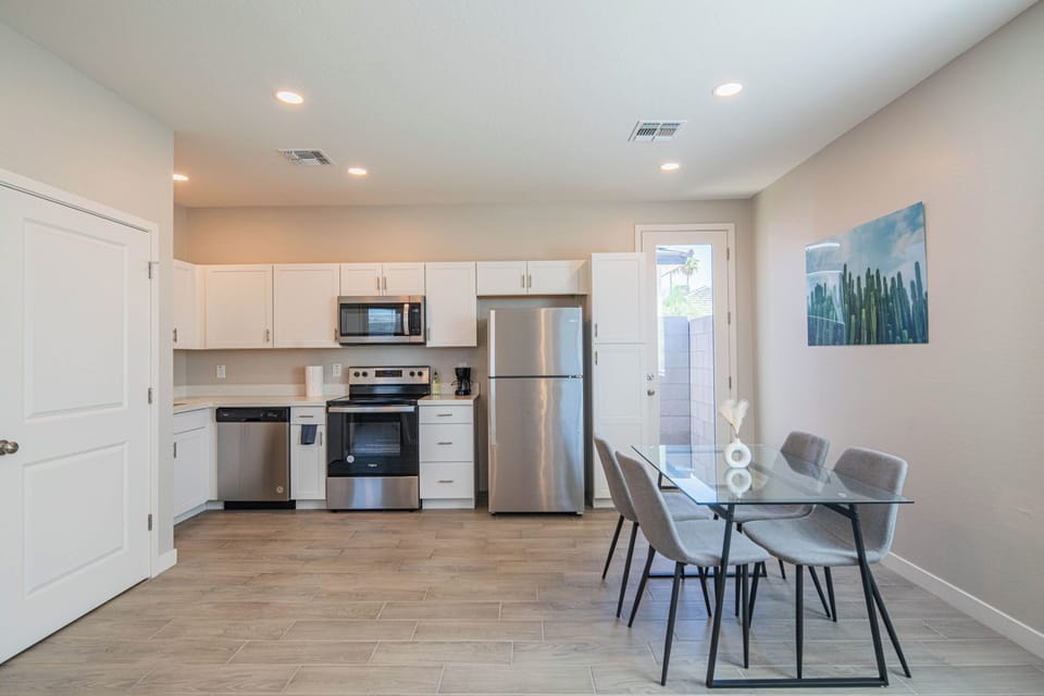 Single Room, Non Smoking, Patio | Private kitchen | Full-size fridge, microwave, oven, stovetop
