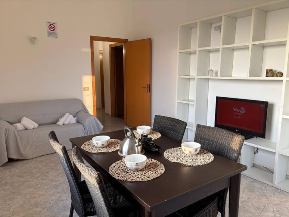 Apartment, 2 Bedrooms, Smoking, Private Pool | Dining room