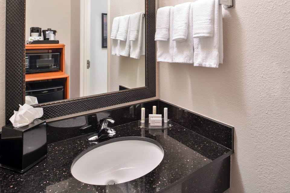 Combined shower/tub, free toiletries, hair dryer, towels