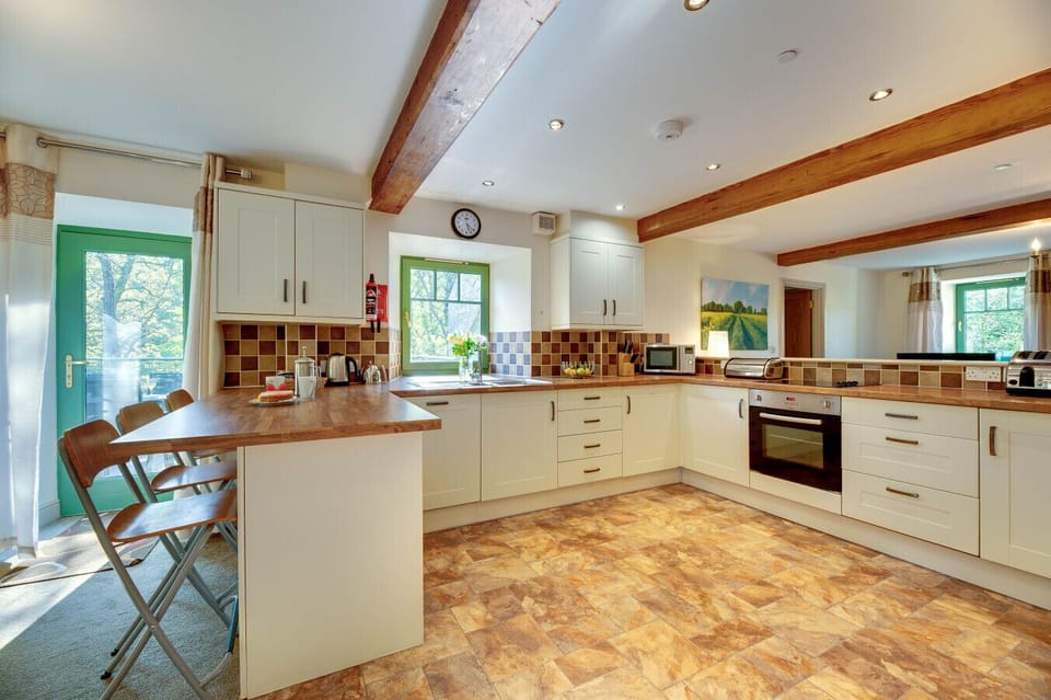 Kitchen and Breakfast Bar