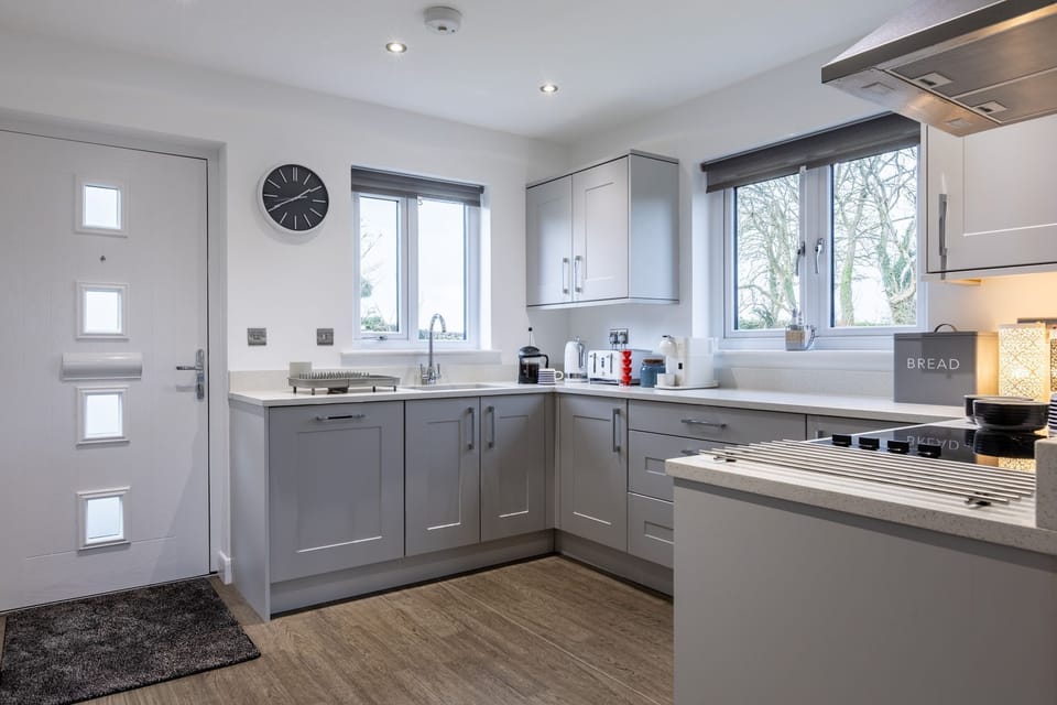 Ty Wawr - kitchen to front door