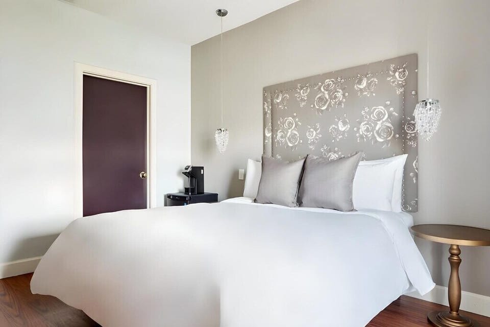 Basic Room, 1 Queen Bed, Non Smoking, Private Bathroom | In-room safe, laptop workspace, iron/ironing board, free WiFi